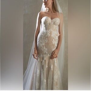 Lace Bridal Gown​​